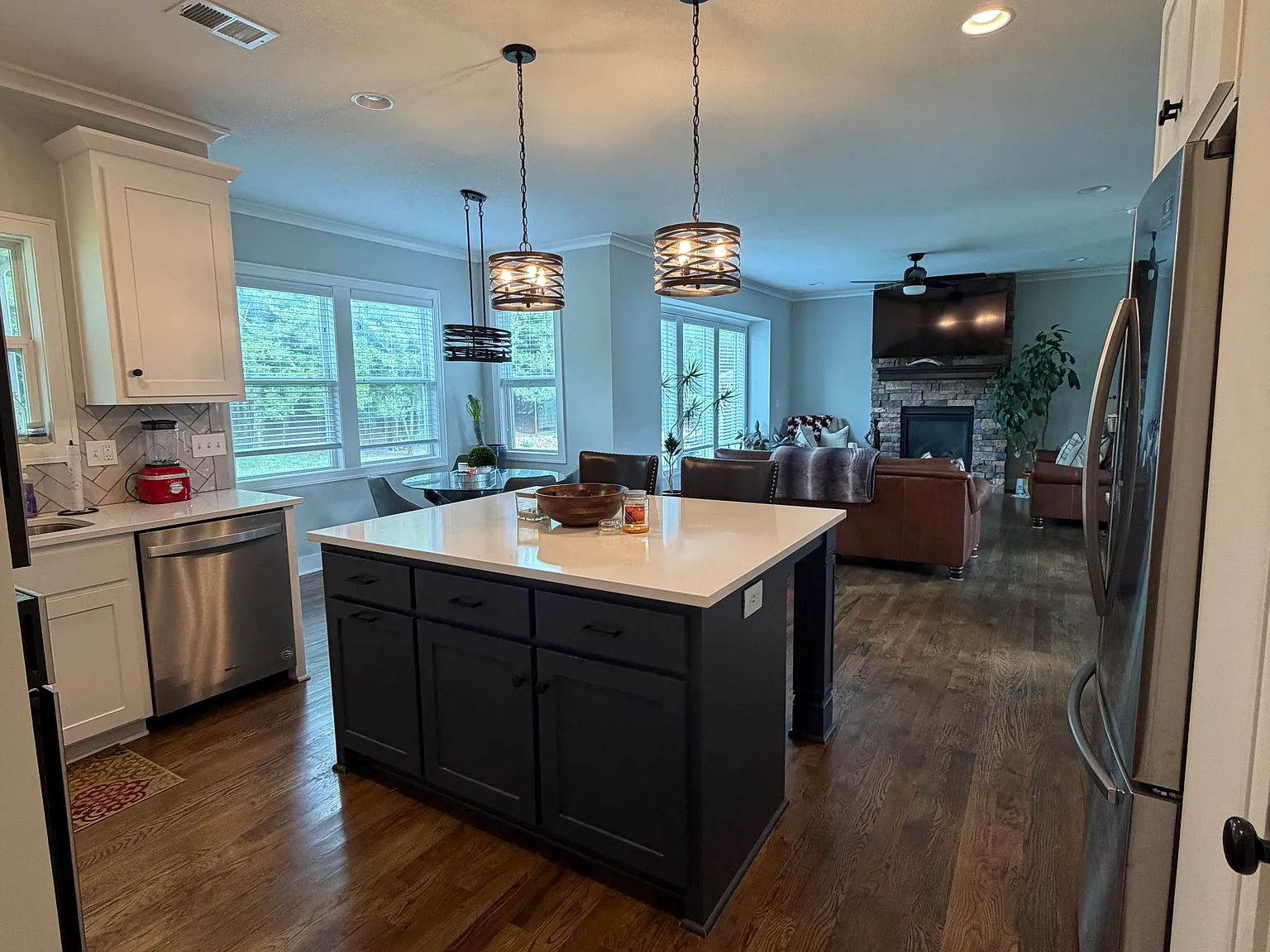 5 bed, 3158 sqft, $4,600 — Photo 2
