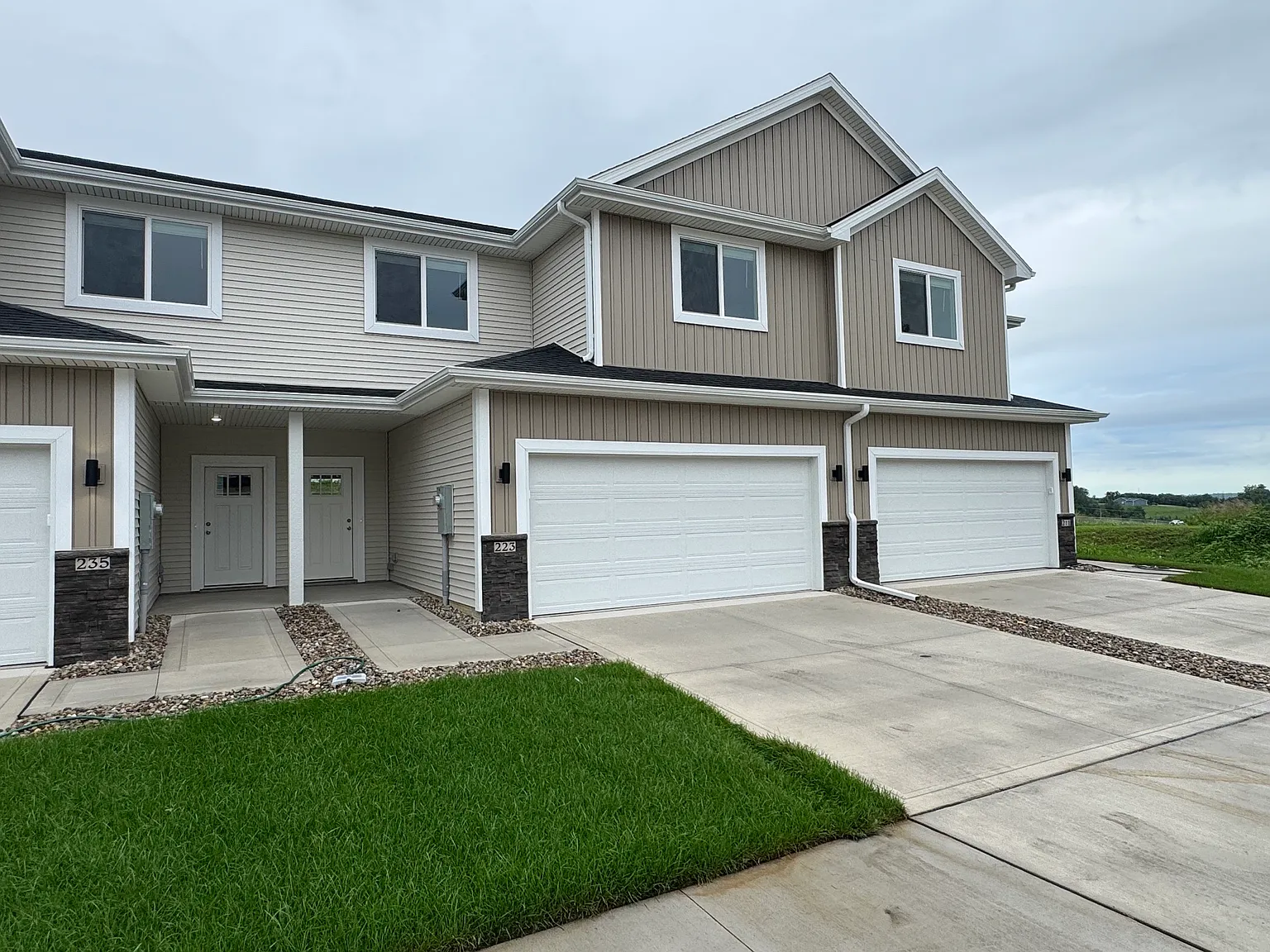 4 bed, 2.5 bath, 1708 sqft, $1,995 — Photo 2