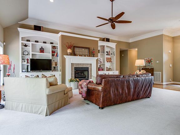 5th image of 434 Woodcrest Ln