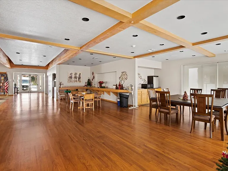 6350 Genesee Ave — Photo 29