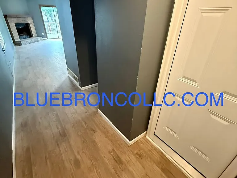 141 SW Oxford Pl — Photo 2