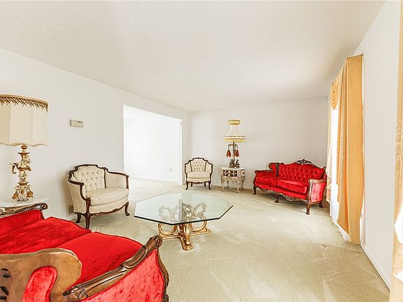 5th image of 17 Sungrove Ln