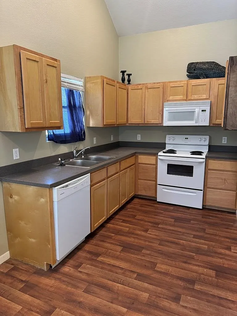 3 bed, 2.0 bath, 1327 sqft, $1,250 — Photo 3