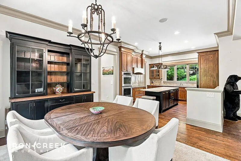 4 bed, 4.0 bath, 4610 sqft, $6,950 — Photo 4