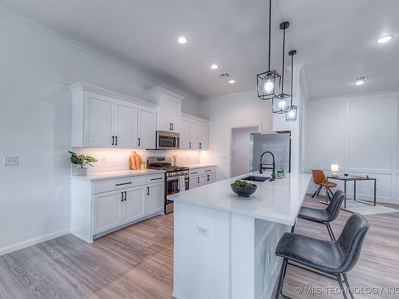 4th image of 718 N 10th St
