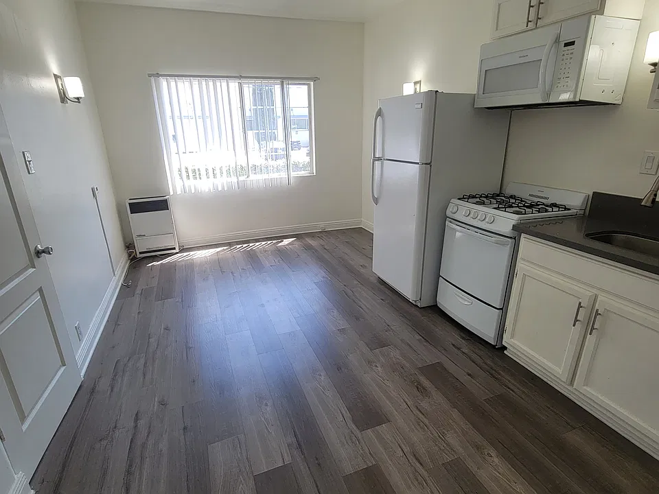 654 S Dunsmuir Ave #107