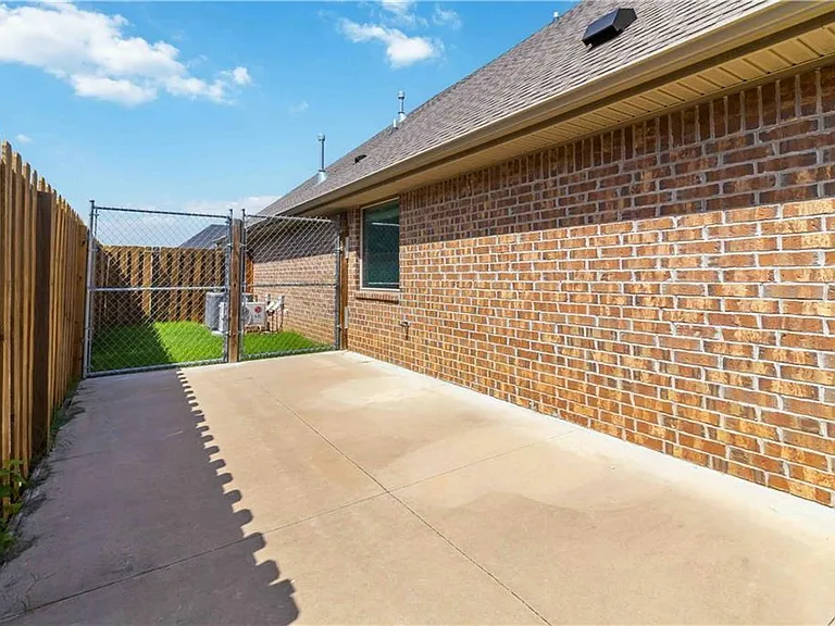 1340 Sweetbriar Cir — Photo 32