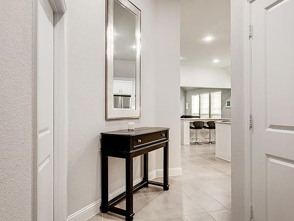 4th image of 212 Wiltshire Blvd