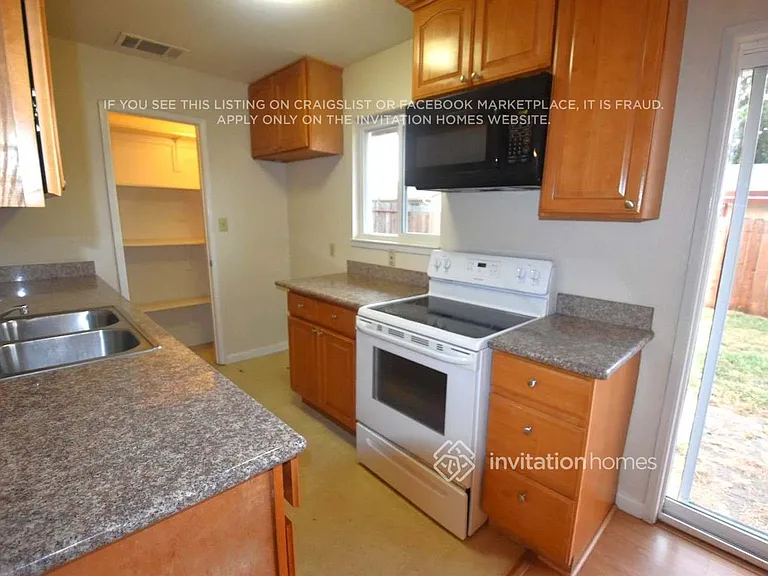 221 Elwood St — Photo 3