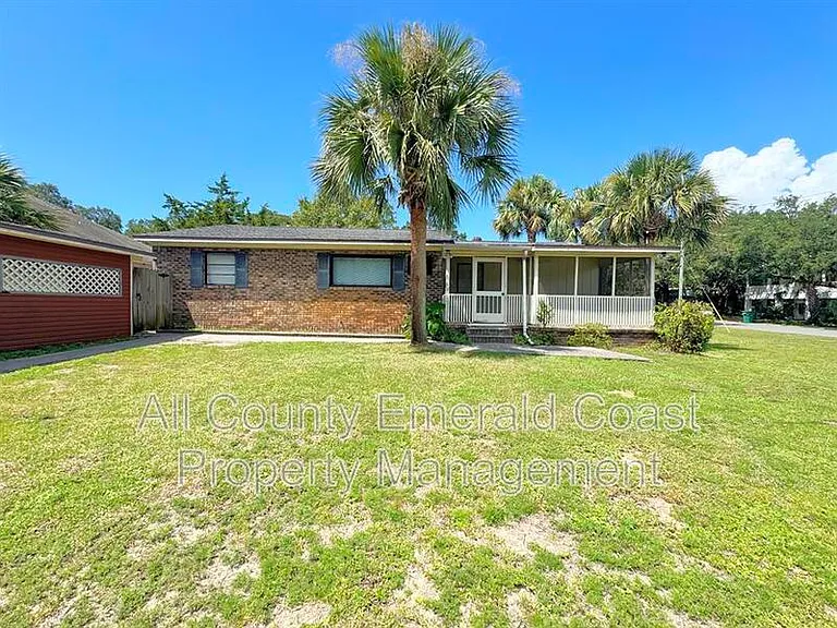 733 Beach Dr — Photo 2