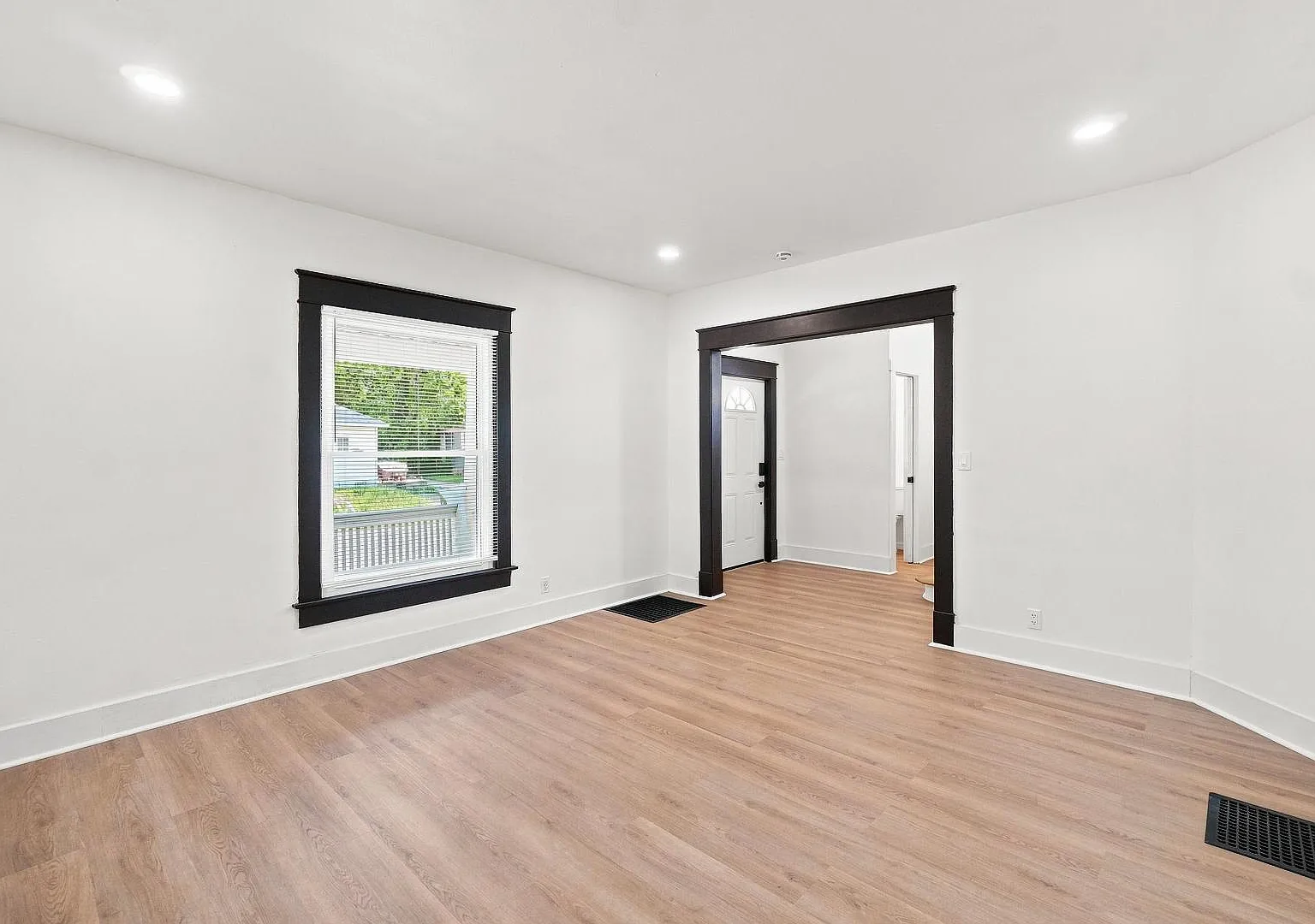 902 E Eureka Street — Photo 3