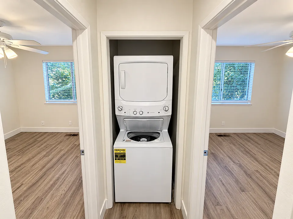 4 Bed Townhome - 1,250 Sq. Ft. + In-Unit W/D