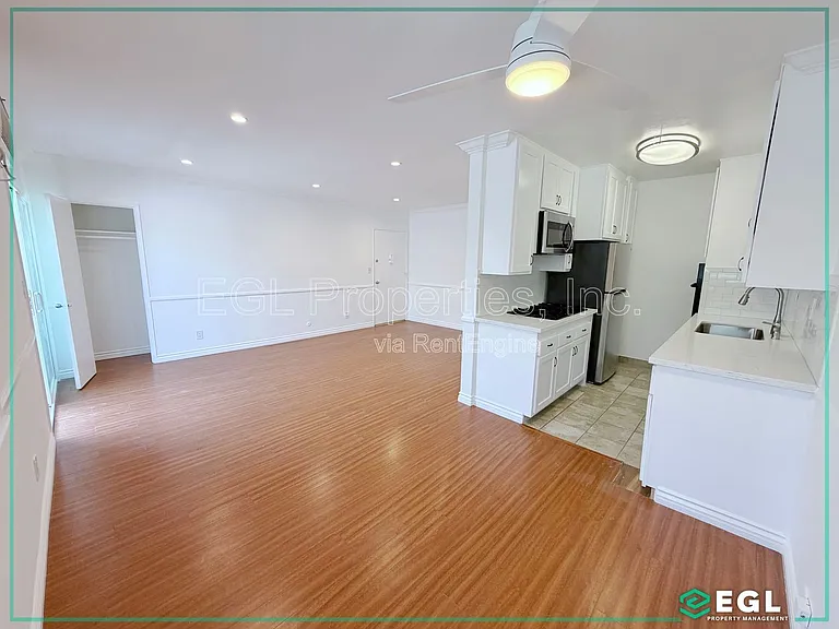 1032 N Gardner St #17 — Photo 4
