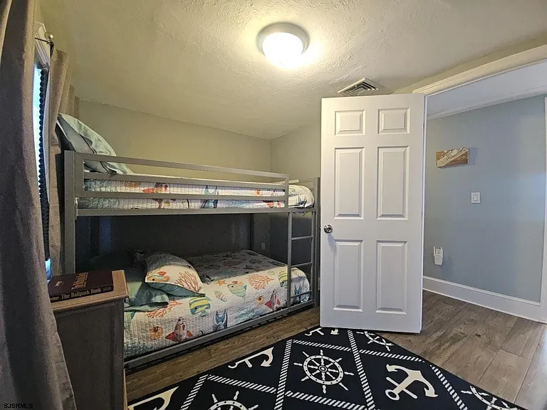 111 N Sacramento Ave — Photo 23