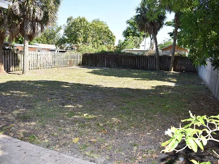 940 Bignonia Rd — Photo 9