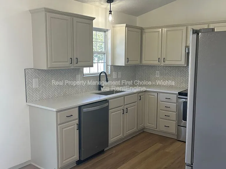 1823 S Shiloh St — Photo 4