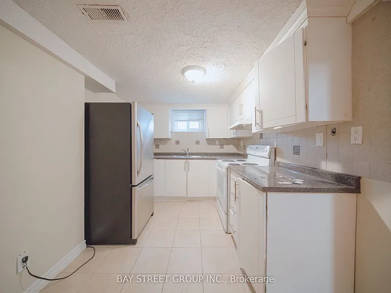 56 Corby Cres #LOWER — Photo 3