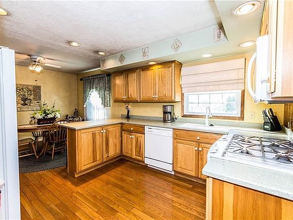 5th image of 2772 Van Buren Dr