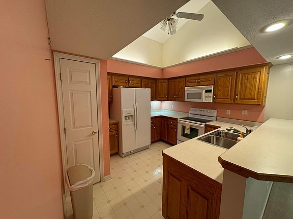 3rd image of 28 Fairway Dr