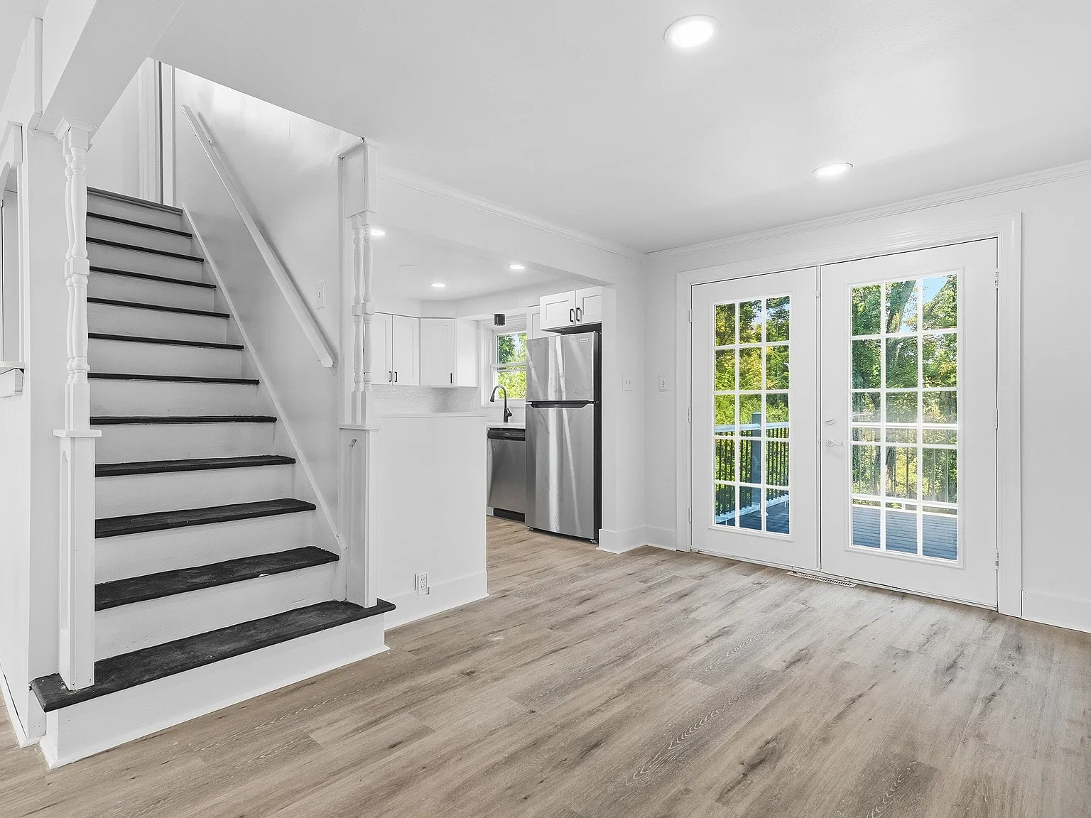 6 bed, 2.0 bath, 2237 sqft, $3,000 — Photo 3