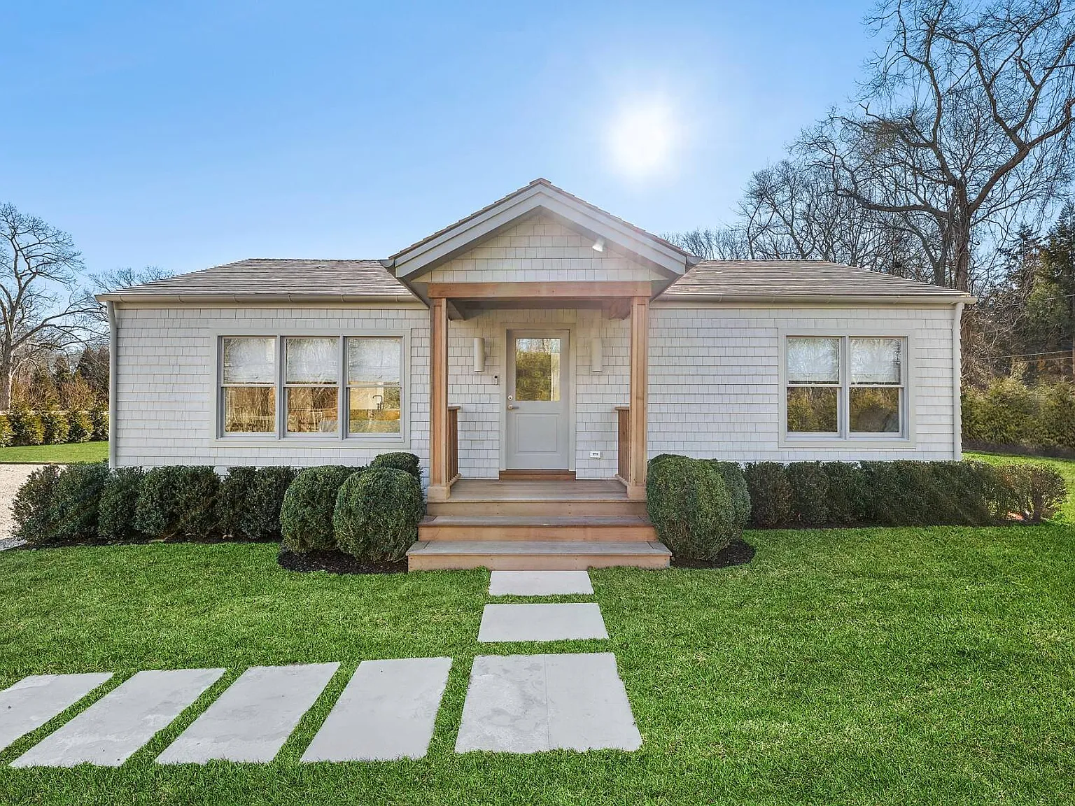 Charming East Hampton Cottage: 3 Bedrooms | 2 baths — Photo 1