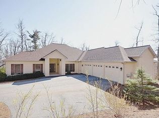 136 Berry Creek Dr, Flat Rock, NC 28731