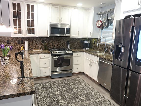 3rd image of 5052 Cahuenga Blvd