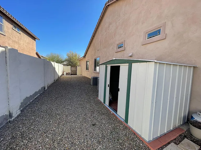 638 E Charlevoix Ave — Photo 12