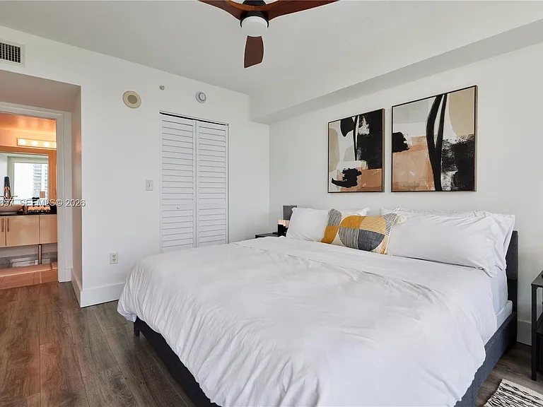 31 SE 5th St #3201 — Photo 12