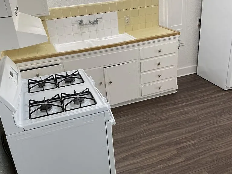1 BR, 1 Bath, 690 sq. ft. Victorian Unit - Close to Ferry Terminal — Photo 7