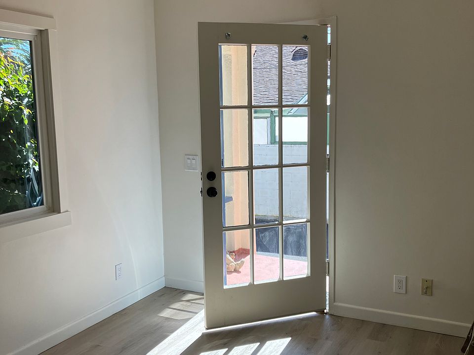 2nd image of 2328 De La Vina St #B