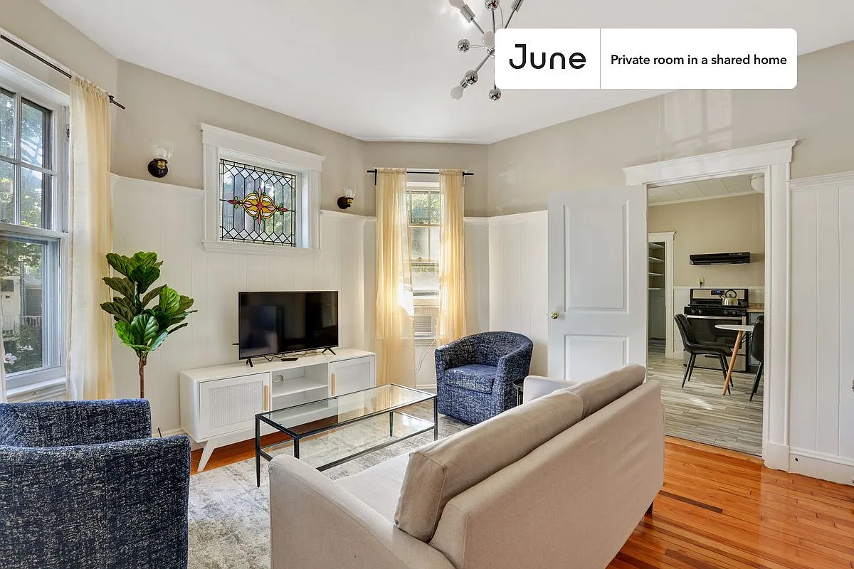 Queen bedroom in 4 bed/1 bath home in Dorchester Center #567 D — Photo 2