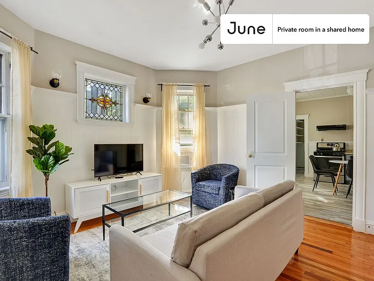 61 Lithgow St #B — Photo 4
