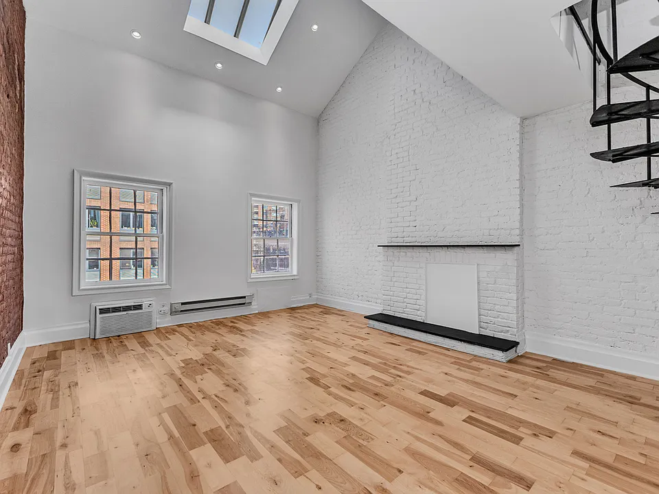 404 W 22nd St #4F