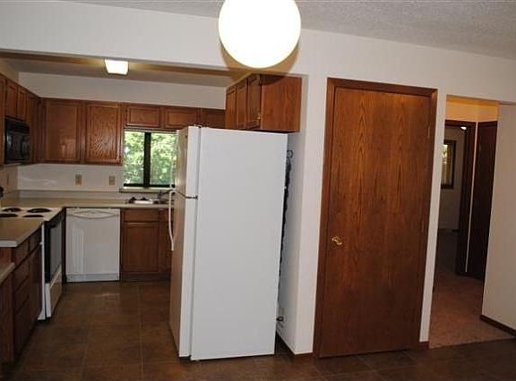 2nd image of 830 E Woodland Trl