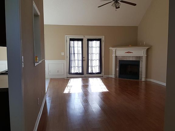 Living roon w/ fireplace