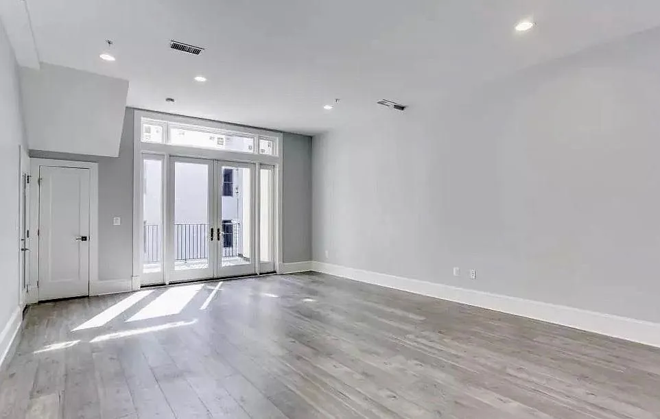 2 bed, 2.5 bath, 2200 sqft, $3,700 — Photo 4