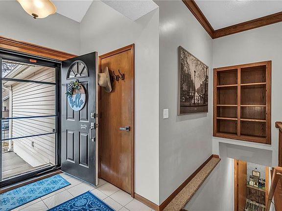 4th image of 207 NW Chateau Dr