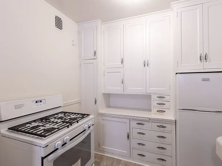 2434 Dupont Ave S — Photo 20