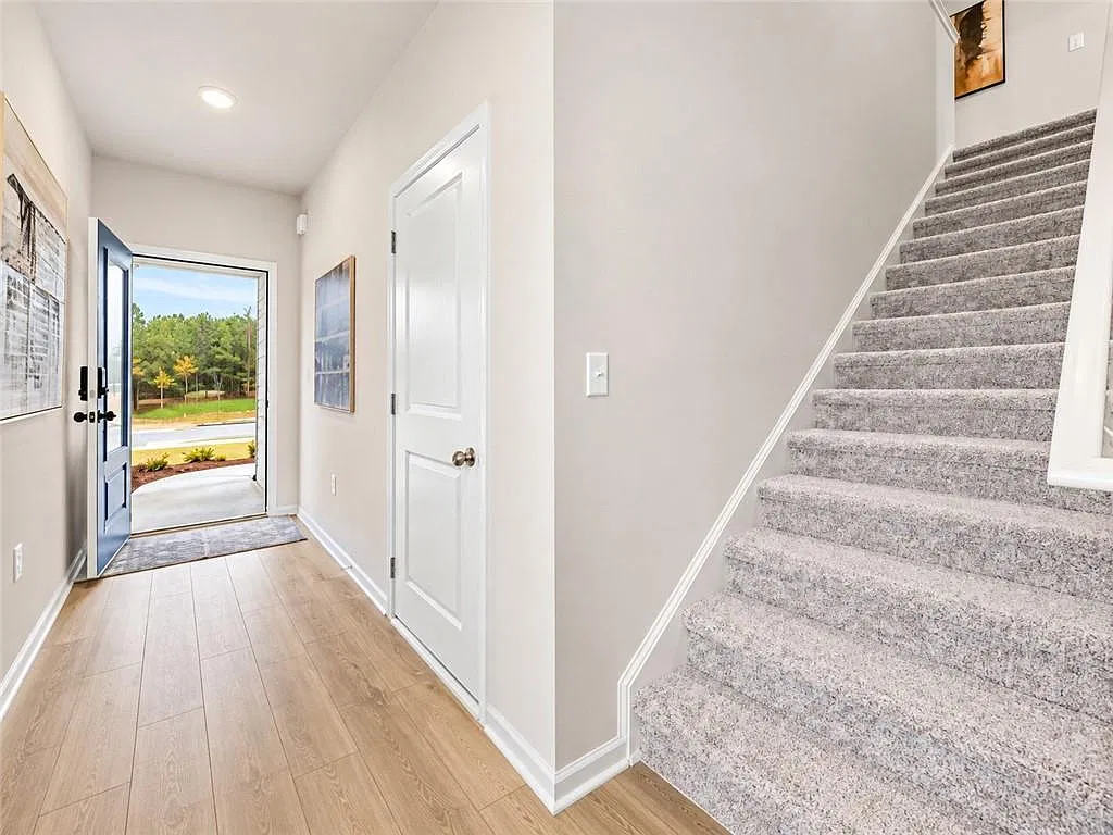 3 bed, 2.5 bath, 1743 sqft, $2,100 — Photo 3