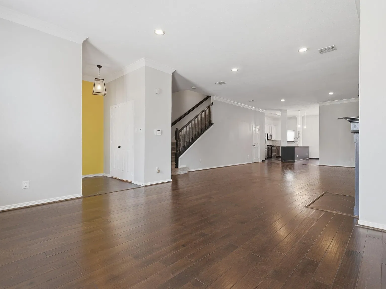 3 bed, 2.5 bath, 2906 sqft, $3,000 — Photo 2