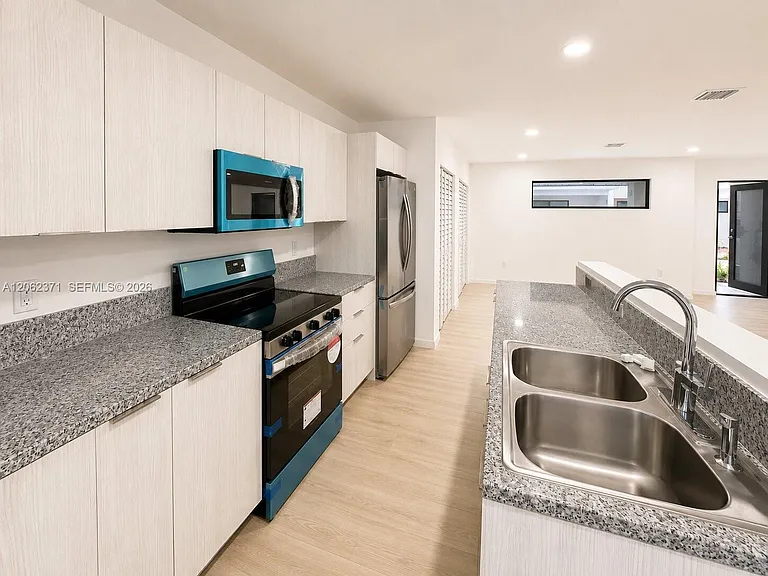 552 NW 7th St #6 — Photo 7