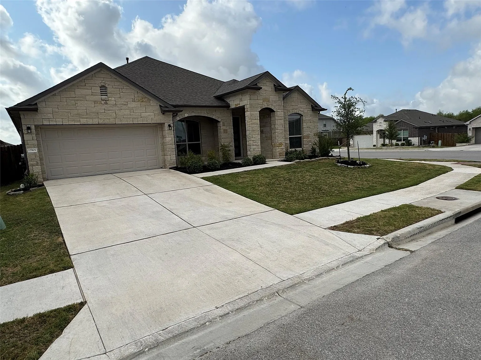 4 bed, 3.0 bath, 2824 sqft, $3,000 — Photo 2