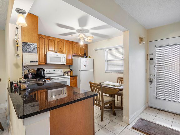 5th image of 330 NE 26th Avenue NE #111