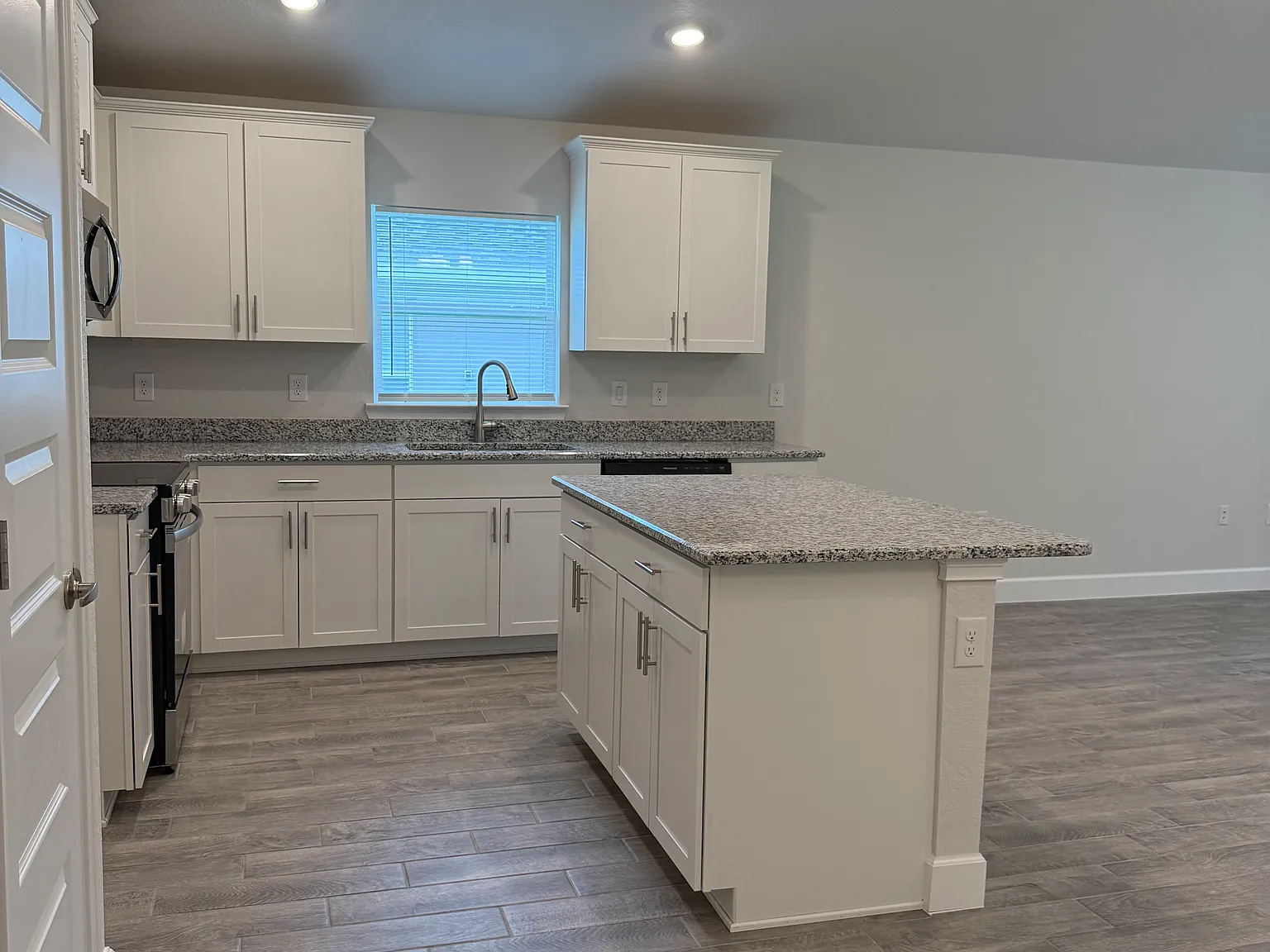 3 bed, 2384 sqft, $2,200 — Photo 4