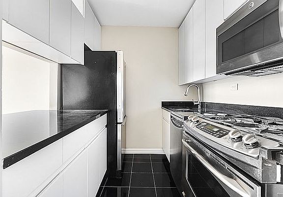5th image of 270 W 17th St APT 7D