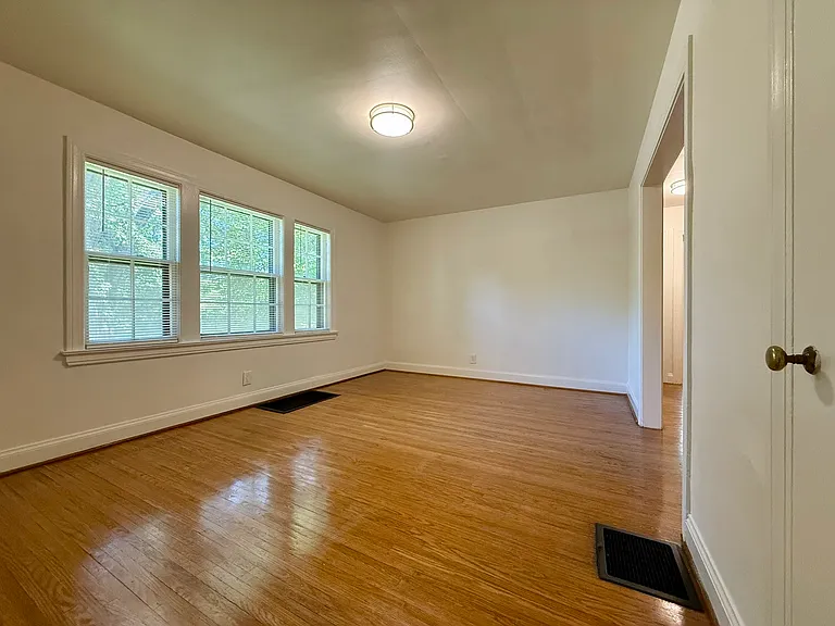 2466 Grinstead Dr — Photo 33