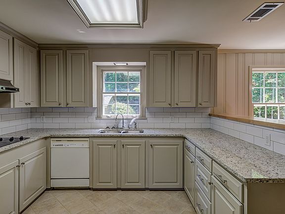 2nd image of 1712 Eisenhower Dr