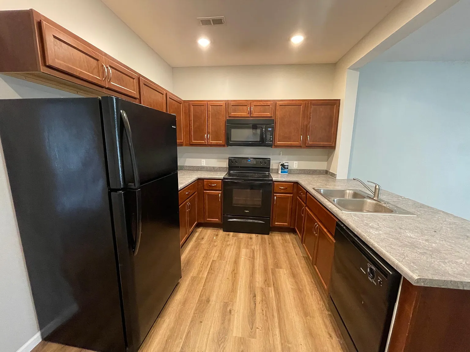 3 bed, 2.5 bath, 1600 sqft, $1,450 — Photo 2
