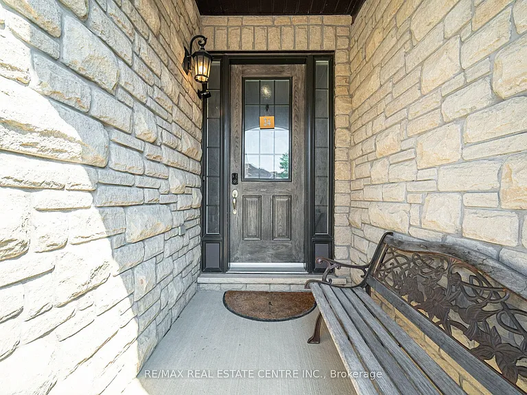 34 Alex Campbell Cres — Photo 2